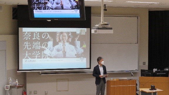 講義する奈良先端大塩崎学長